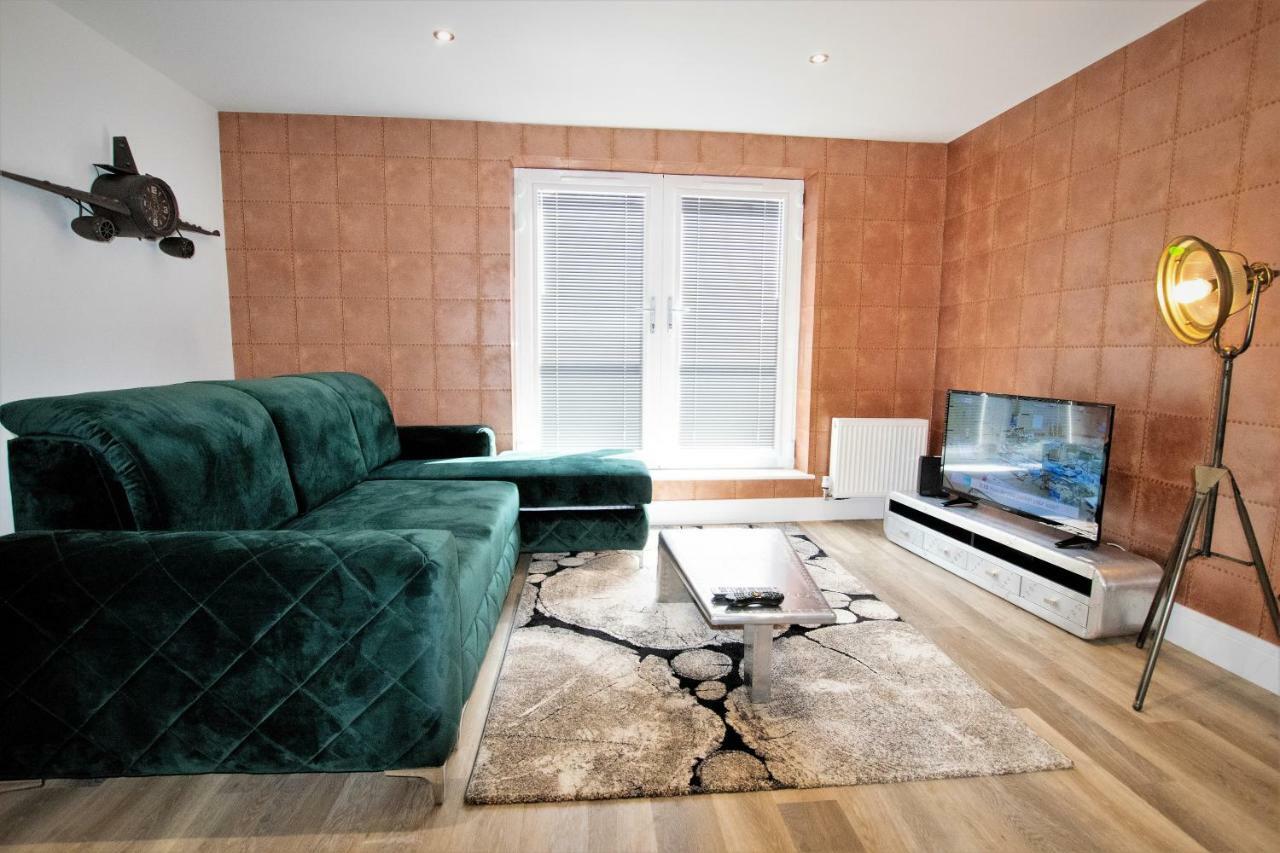 Rowan Tree - Your Apartamento *